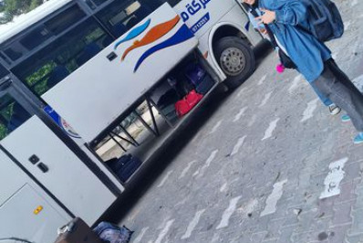 Brasileiros chegam de ônibus a Rafah, próximo à fronteira com o Egito