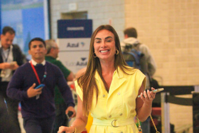Nicole Bahls e mais famosos circulam pelo aeroporto do Rio em dia chuvoso