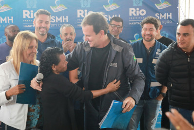 Mais de mil moradores dos conjuntos Minha Casa, Minha Vida, em Santa Cruz, recebem registros de imóveis 