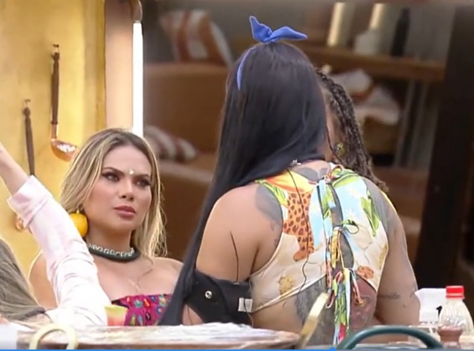 Kally e Jenny discutem em 'A Fazenda' - Reprodução de vídeo
