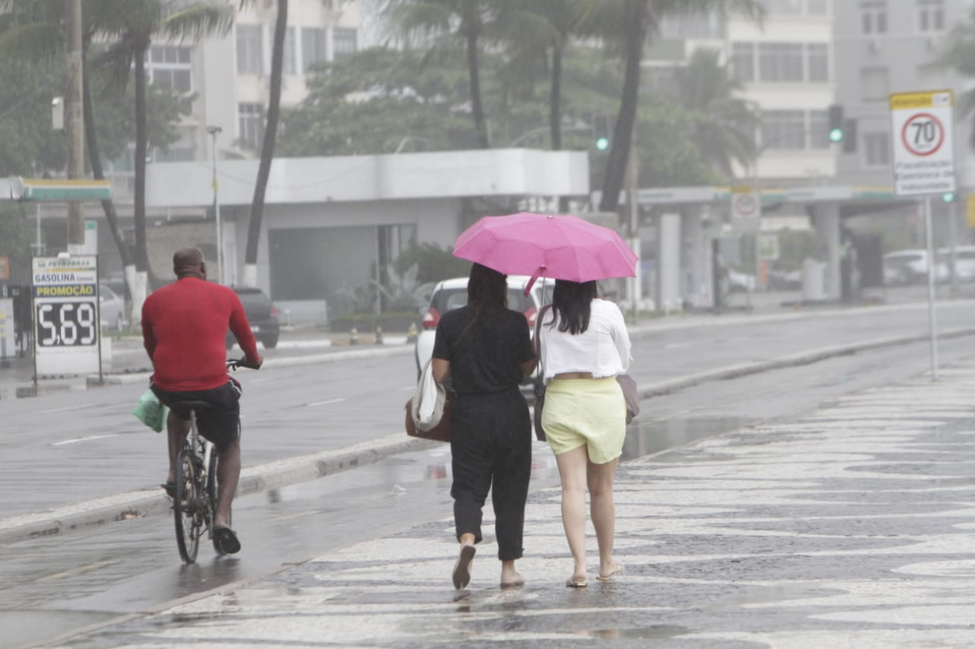 Apesar do tempo fechado, alguns cariocas passearam pela orla da Praia de Copacabana, neste sábado - Marcos Porto/Agência O DIA