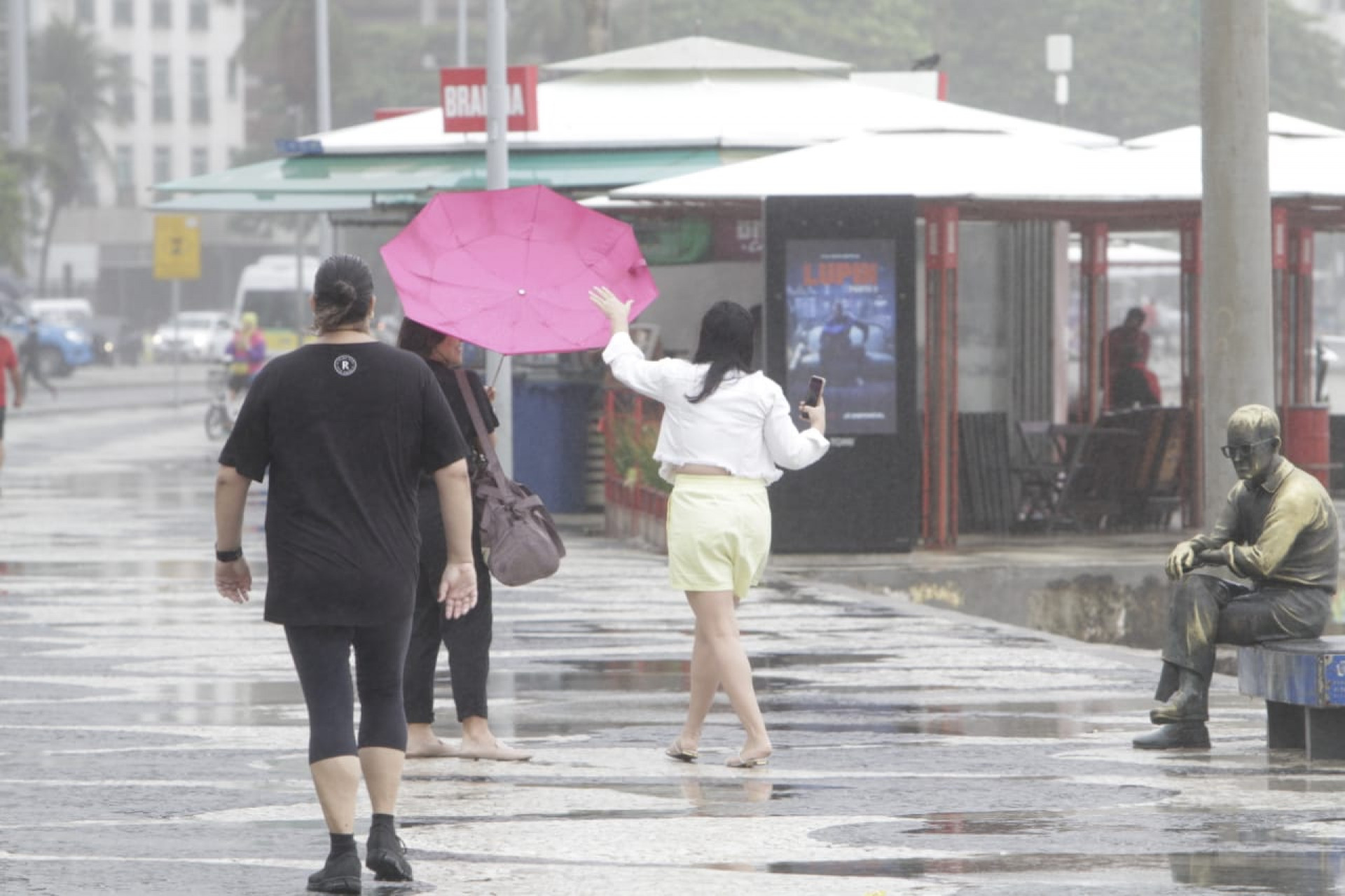 Apesar do tempo fechado, alguns cariocas passearam pela orla da Praia de Copacabana, neste sábado - Marcos Porto/Agência O DIA