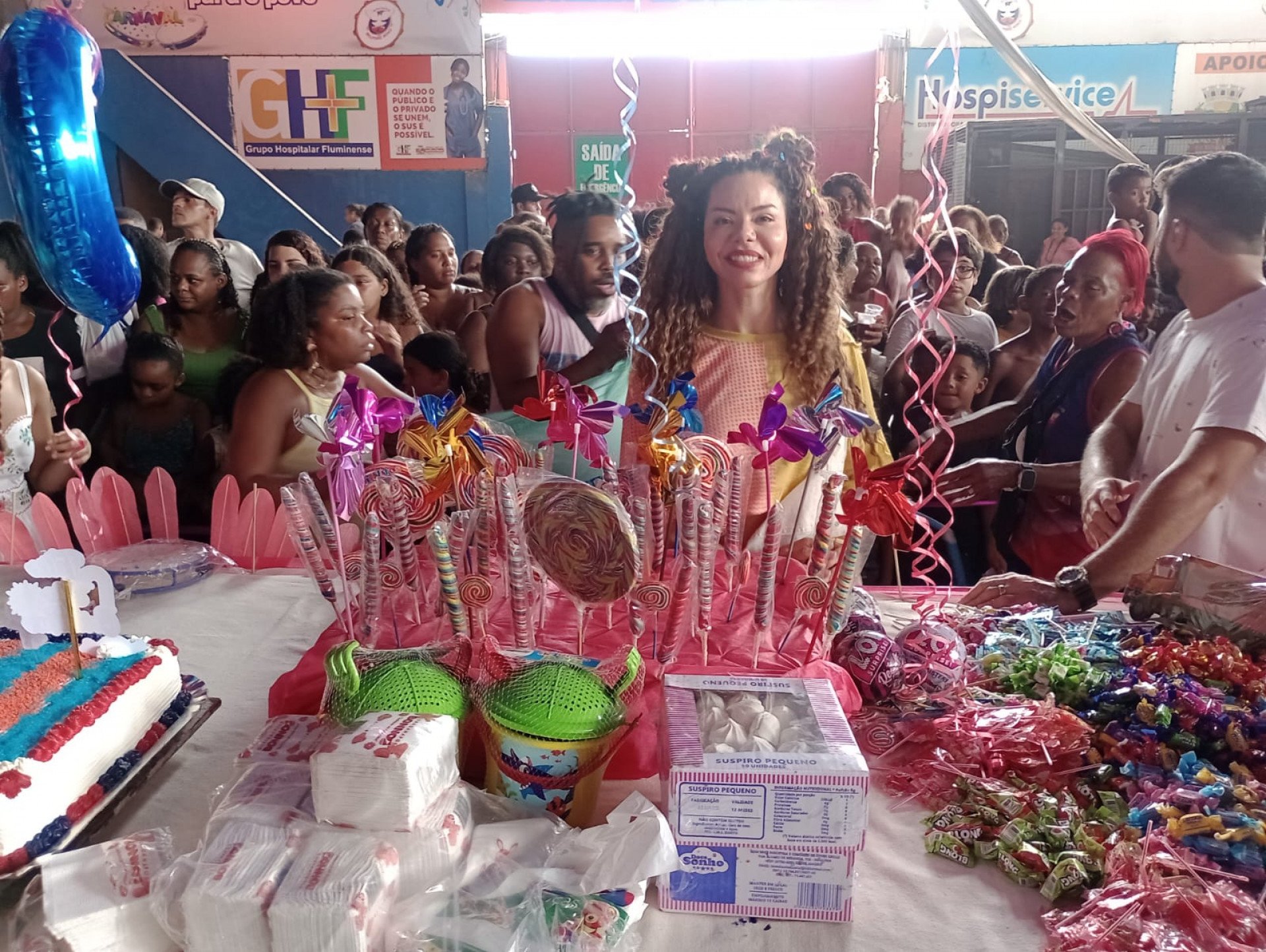 A rainha da bateria Malu Torres na animada festa na quadra da Inocentes de Belford Roxo - Divulgação