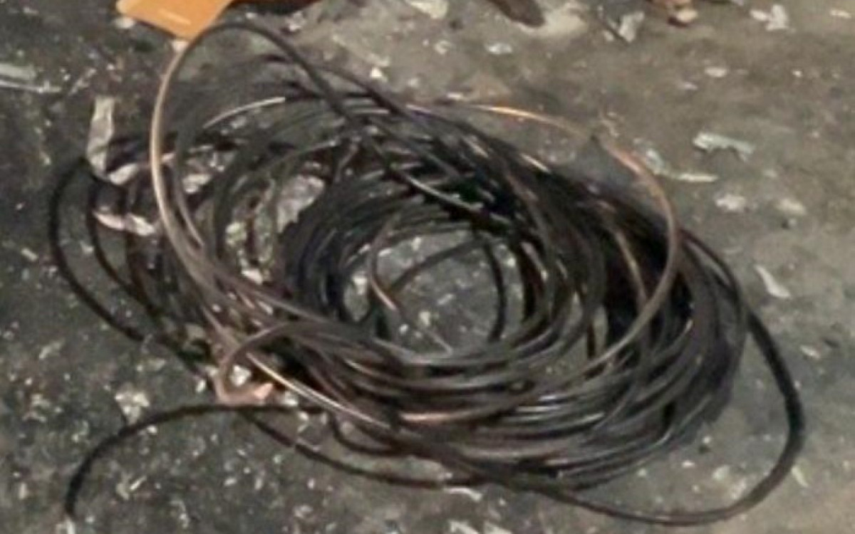 O homem foi preso pelos policiais militares quando queimava os cabos para extrair o cobre da fiação 