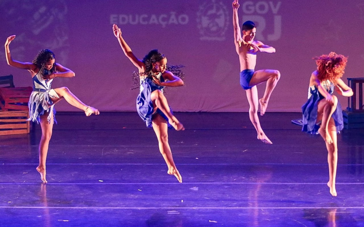 Estudantes apresentam coreografias de dança relacionadas ao tema do concurso. Final é hoje