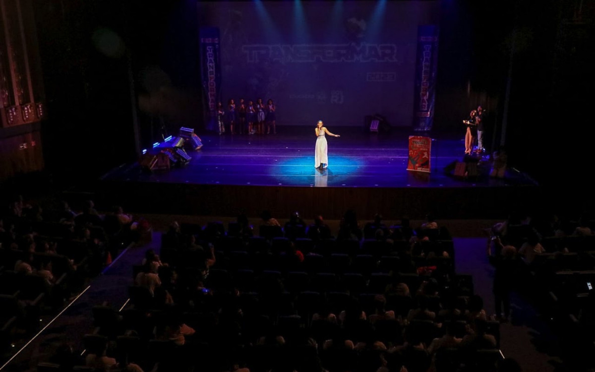 Na categoria Música alunos se apresentam ao vivo cantando ou tocando