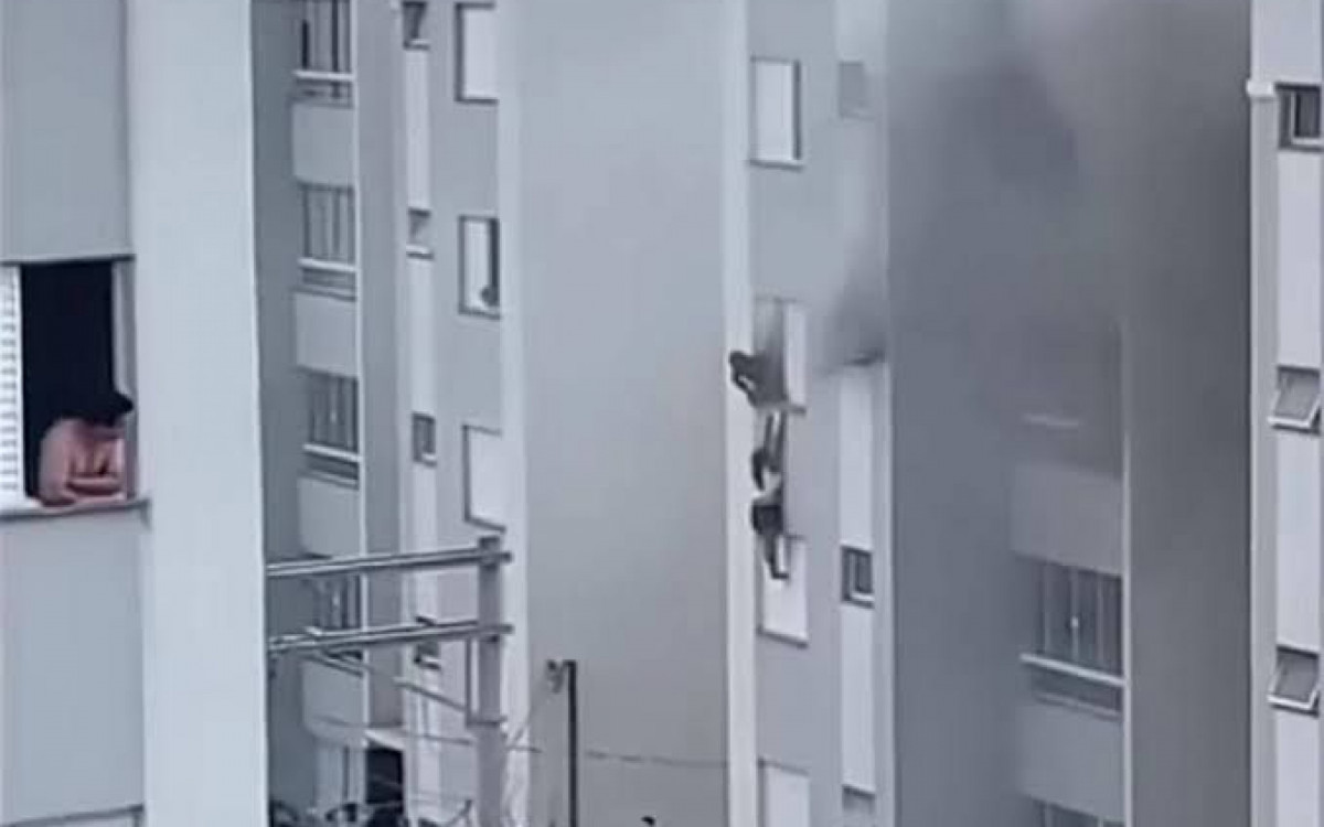 Vídeo: avós pulam do 4º andar de prédio após neta atear fogo em sofá