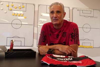 Tite recebe terço com cores do Flamengo e se emociona