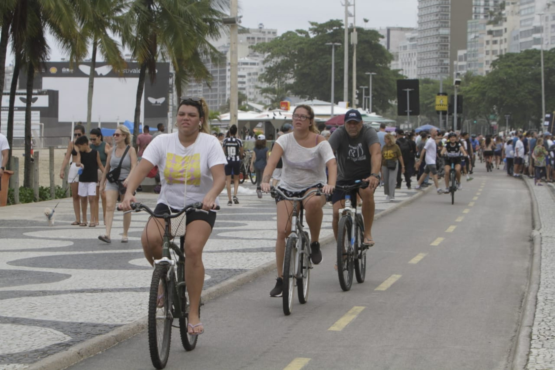 Ciclistas aproveitam a manhã pedalando na orla de Copacabana, na Zona Sul  - Marcos Porto/Agência O Dia