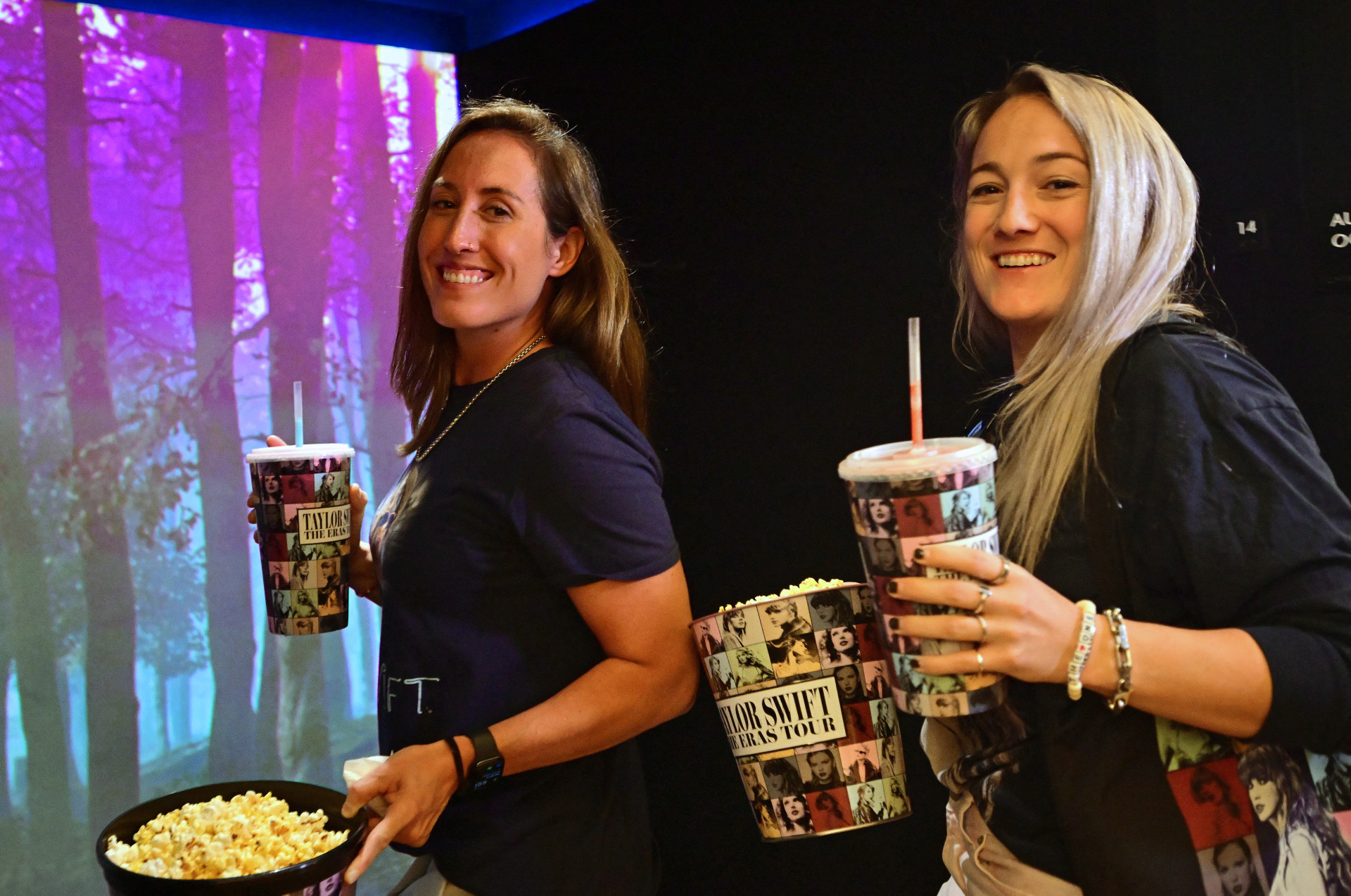 Fãs na estreia do filme sobre a turnê de Taylor Swift nos Estados Unidos - AFP