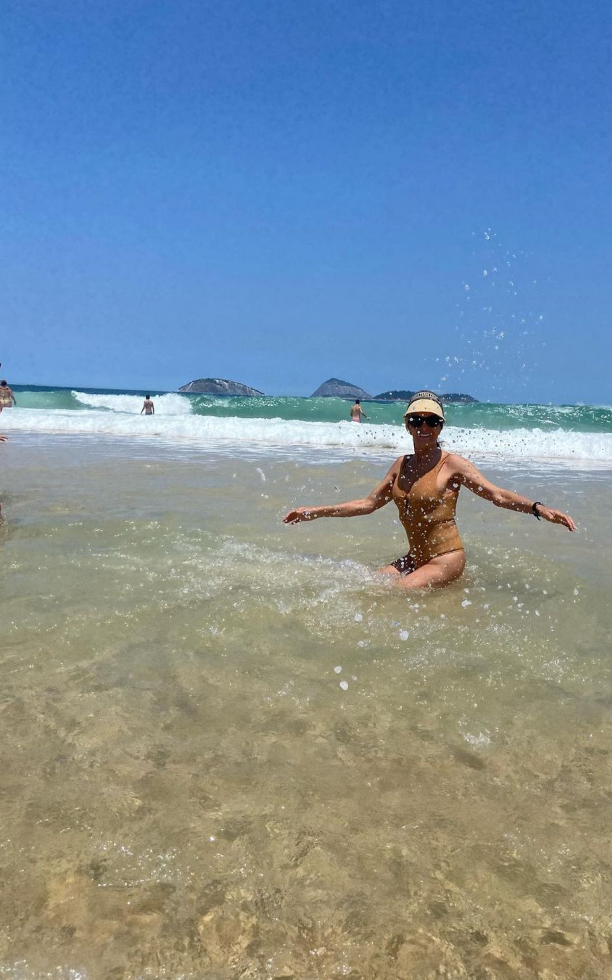 Helô Pinheiro mergulha no mar de Ipanema - Reprodução/Instagram