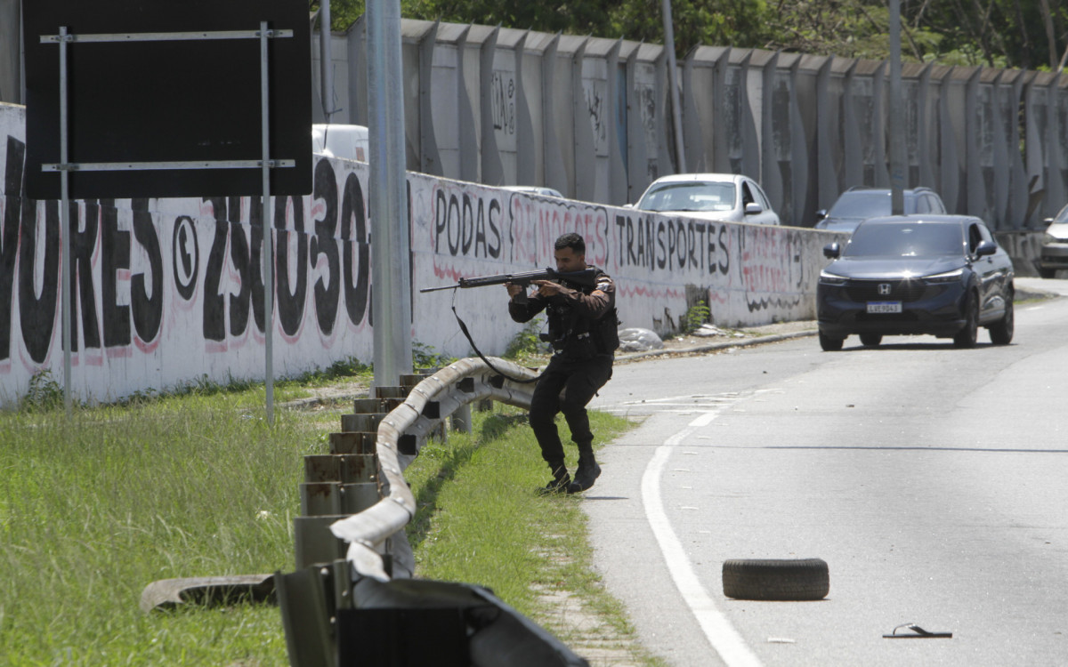 Protesto de moradores na linha Vermelha, nesta Segunda-feira (16). - Marcos Porto/Agencia O Dia