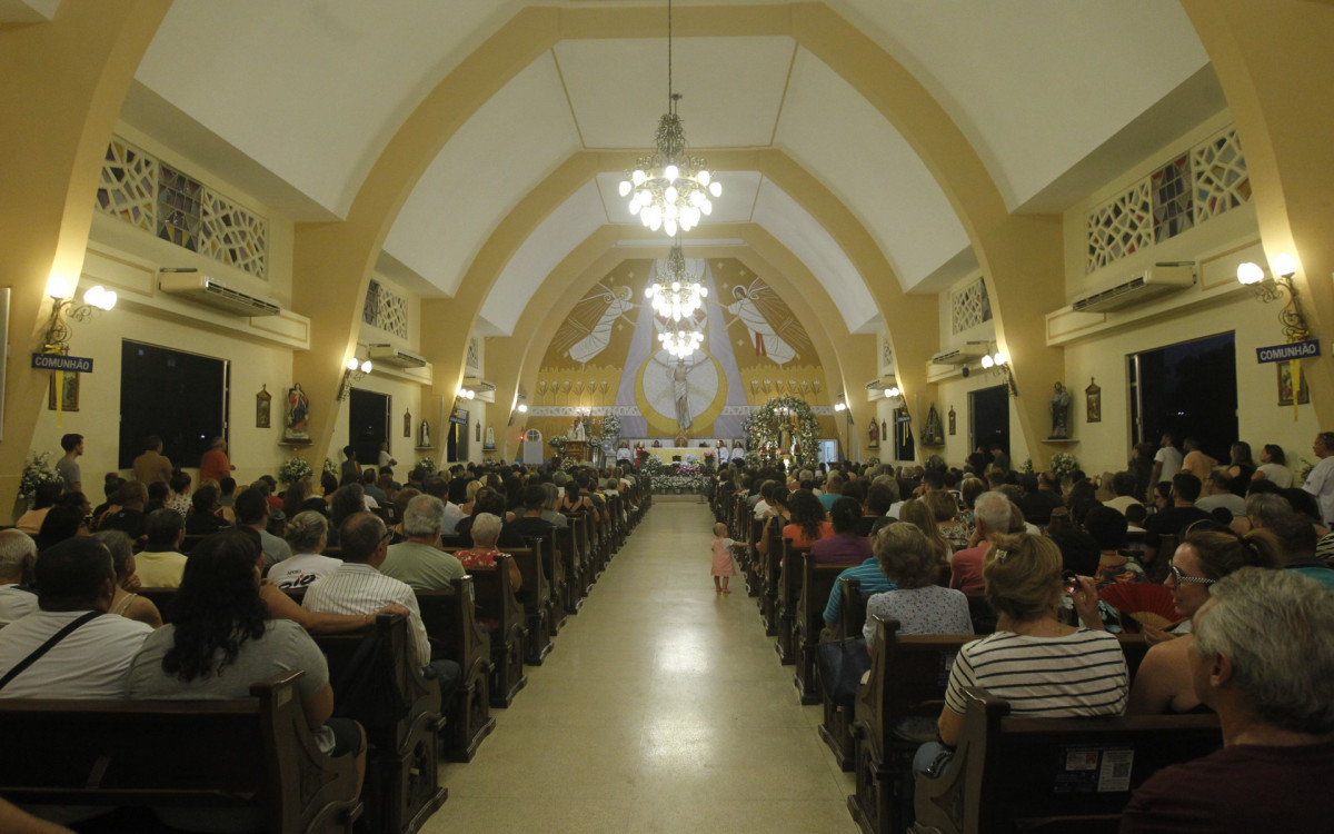 Missa em homenagem ao dia de Santa Edwiges, nesta segunda-feira (16).