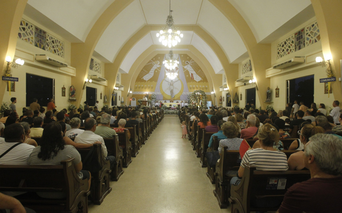 Missa em homenagem ao dia de Santa Edwiges, nesta segunda-feira (16).