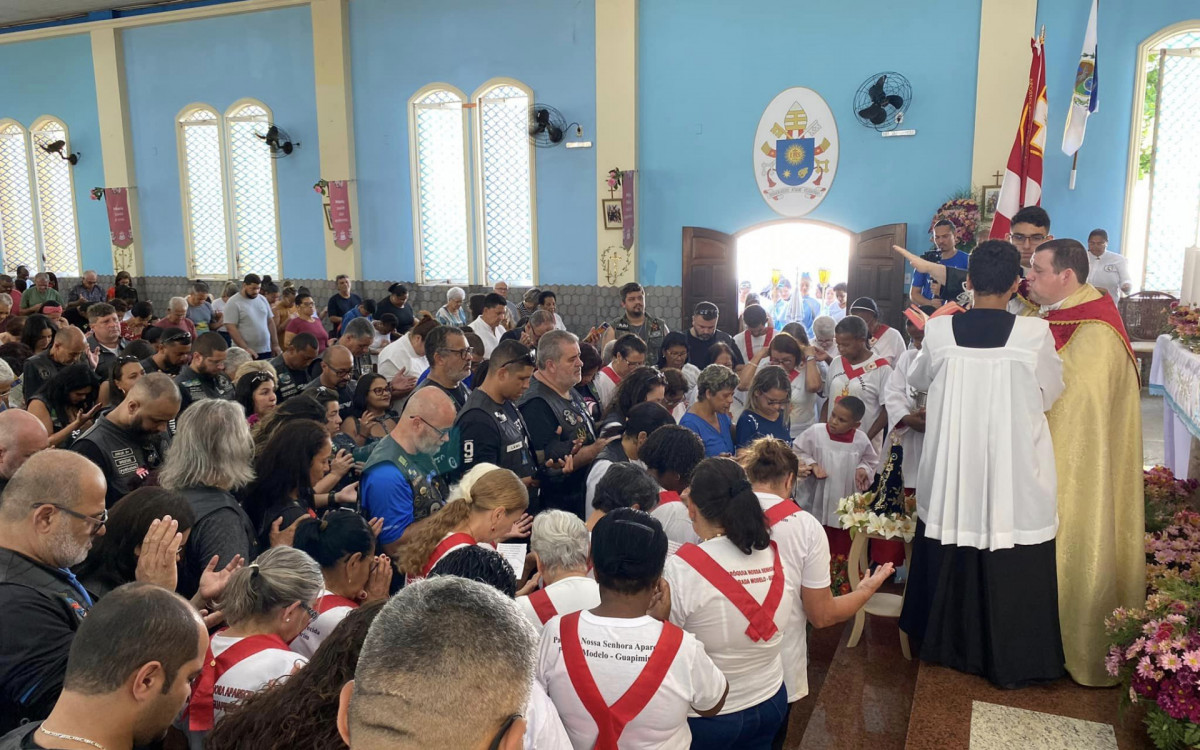 Fiéis participam de missa na Paróquia Nossa Senhora Aparecida, em Guapimirim