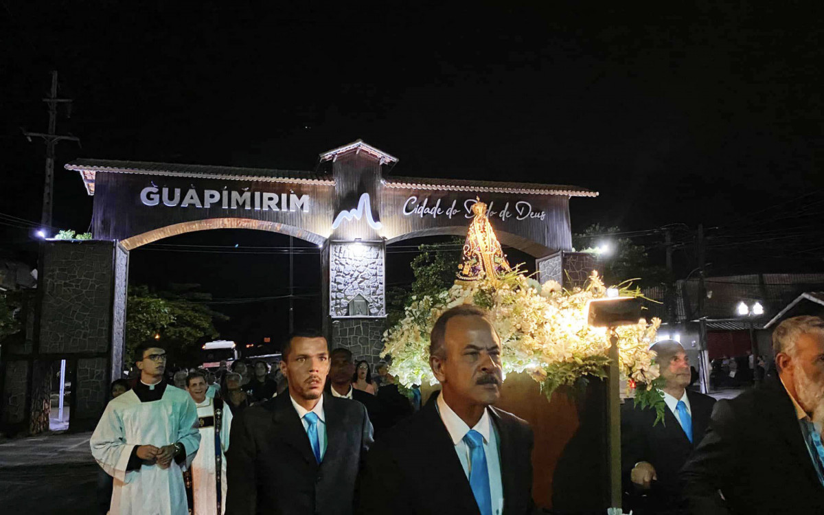 A procissão passa pelo pórtico de Parada Modelo