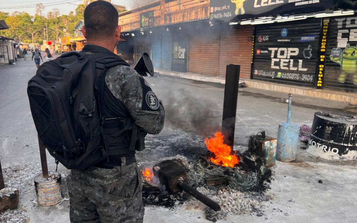 Criminosos atearam fogo em barricadas para prejudicar a entrada dos policiais nas comunidades - Divulgação