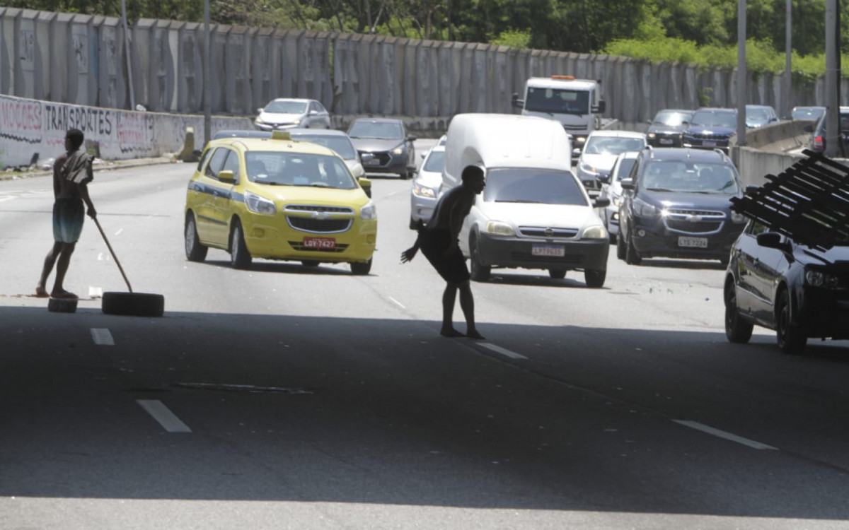 Protesto tenta impedir acesso a Maré pelas linhas Vermelha e Amarela - Marcos Porto/Agência O DIA