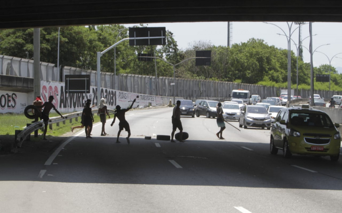 Protesto tenta impedir acesso a Maré pelas linhas Vermelha e Amarela - Marcos Porto/Agência O DIA