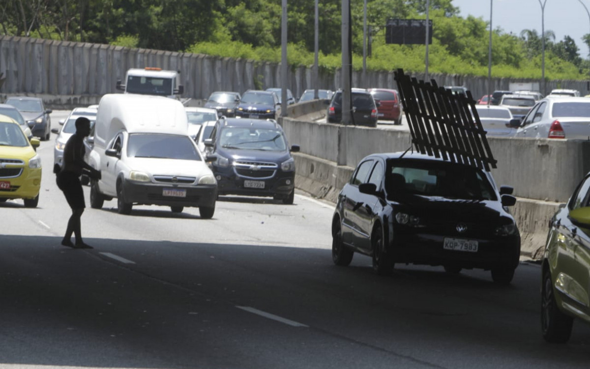 Protesto tenta impedir acesso a Maré pelas linhas Vermelha e Amarela - Marcos Porto/Agência O DIA