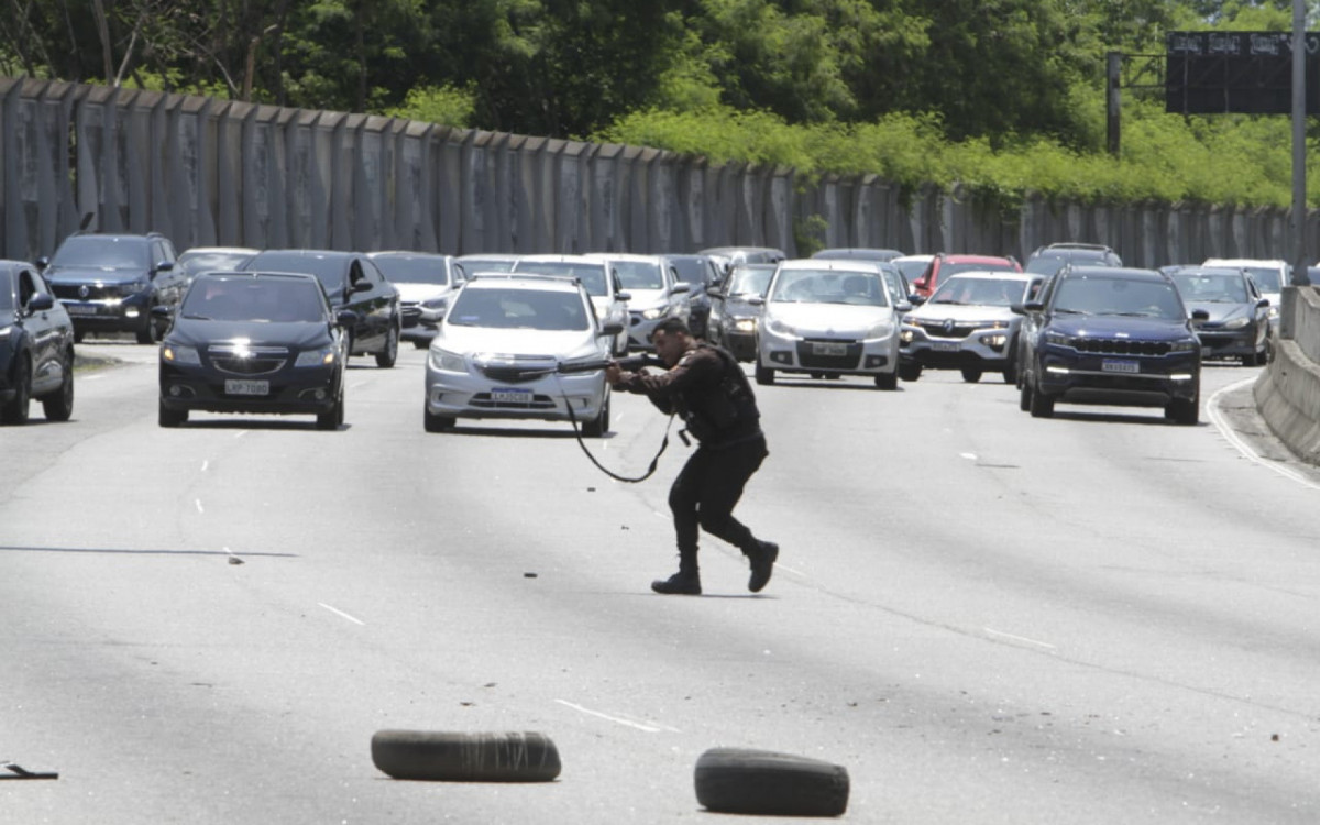 Protesto tenta impedir acesso a Maré pelas linhas Vermelha e Amarela - Marcos Porto/Agência O DIA