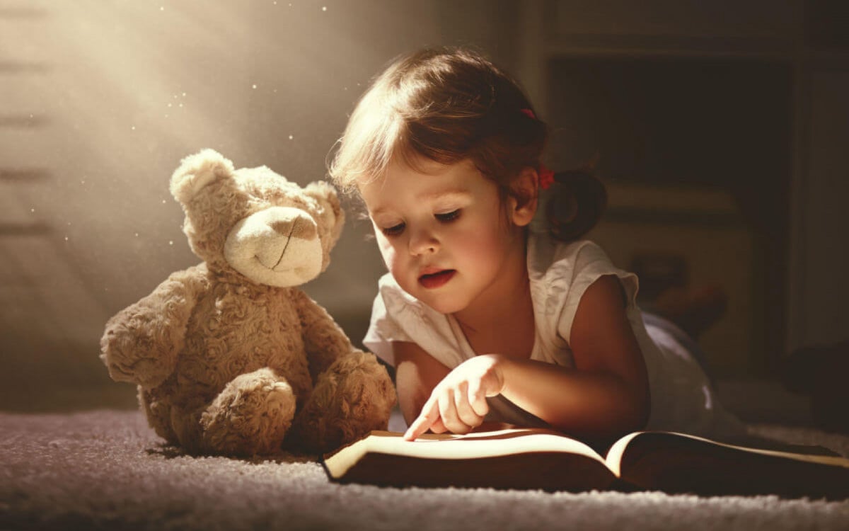 A leitura contribui para o desenvolvimento de habilidades essenciais para o sucesso acadêmico e social das crianças (Imagem: Evgeny Atamanenko | Shutterstock)