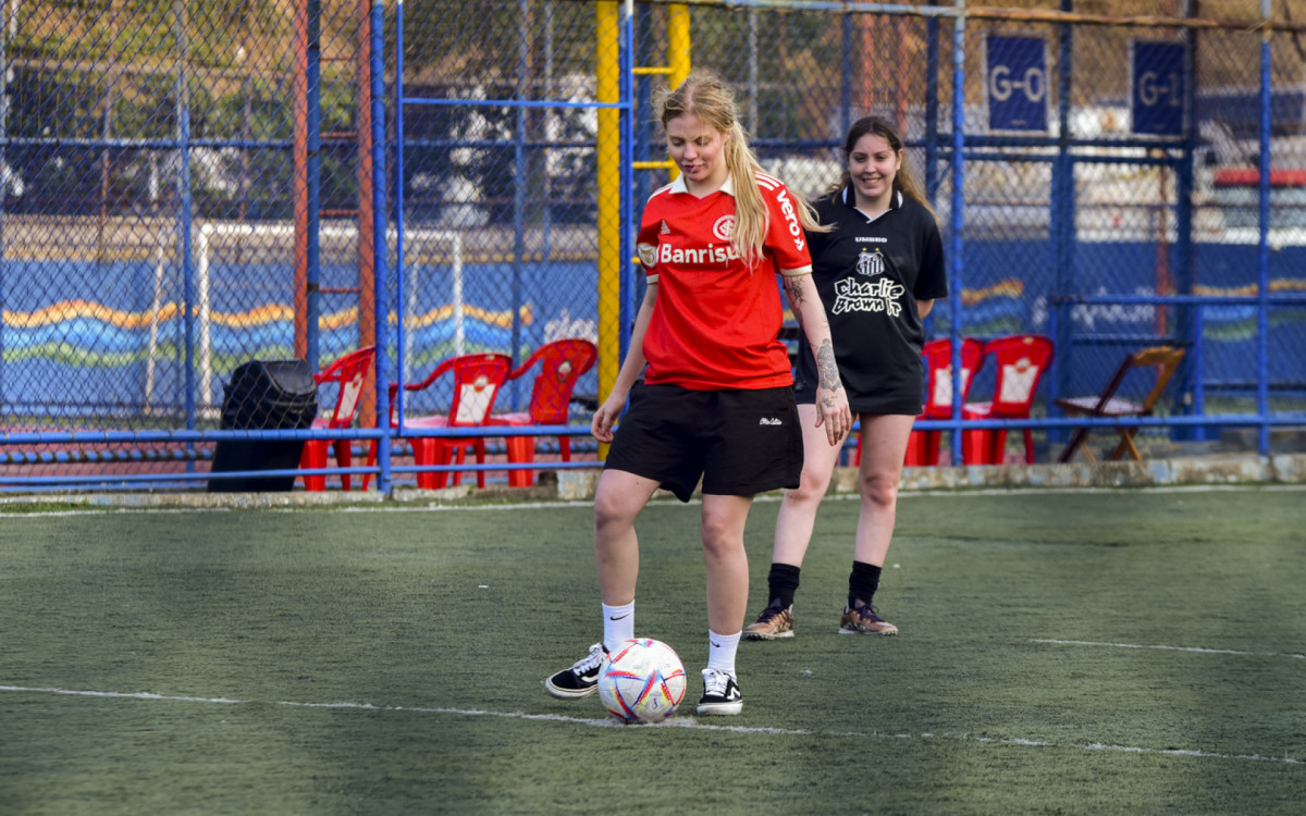 Luísa Sonza participa de partida de futebol com sua família e equipe, em São Paulo, neste domingo
