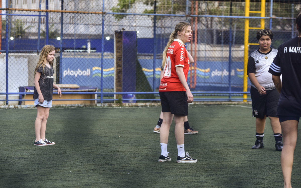 Luísa Sonza participa de partida de futebol com sua família e equipe, em São Paulo, neste domingo