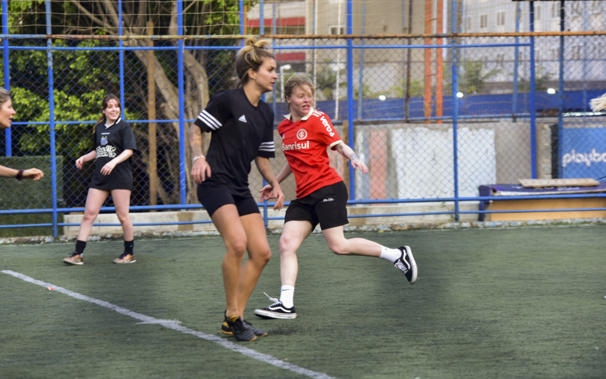 Luísa Sonza participa de partida de futebol com sua família e equipe, em São Paulo, neste domingo