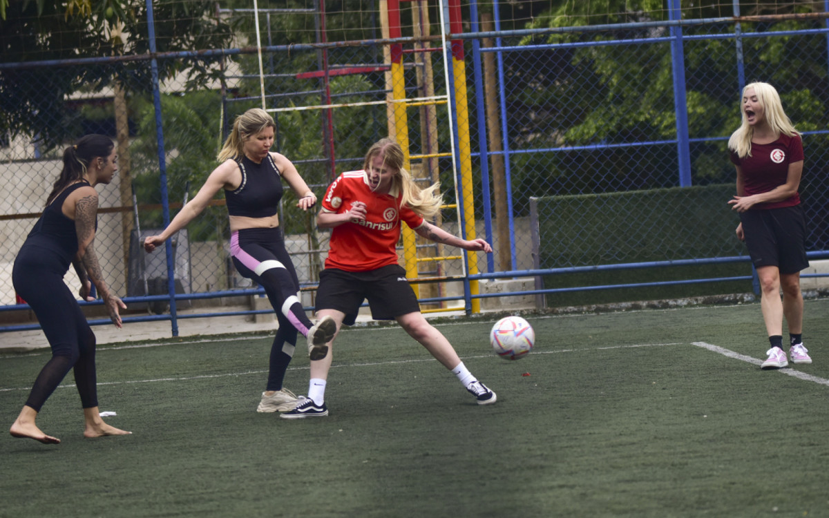 Luísa Sonza participa de partida de futebol com sua família e equipe, em São Paulo, neste domingo