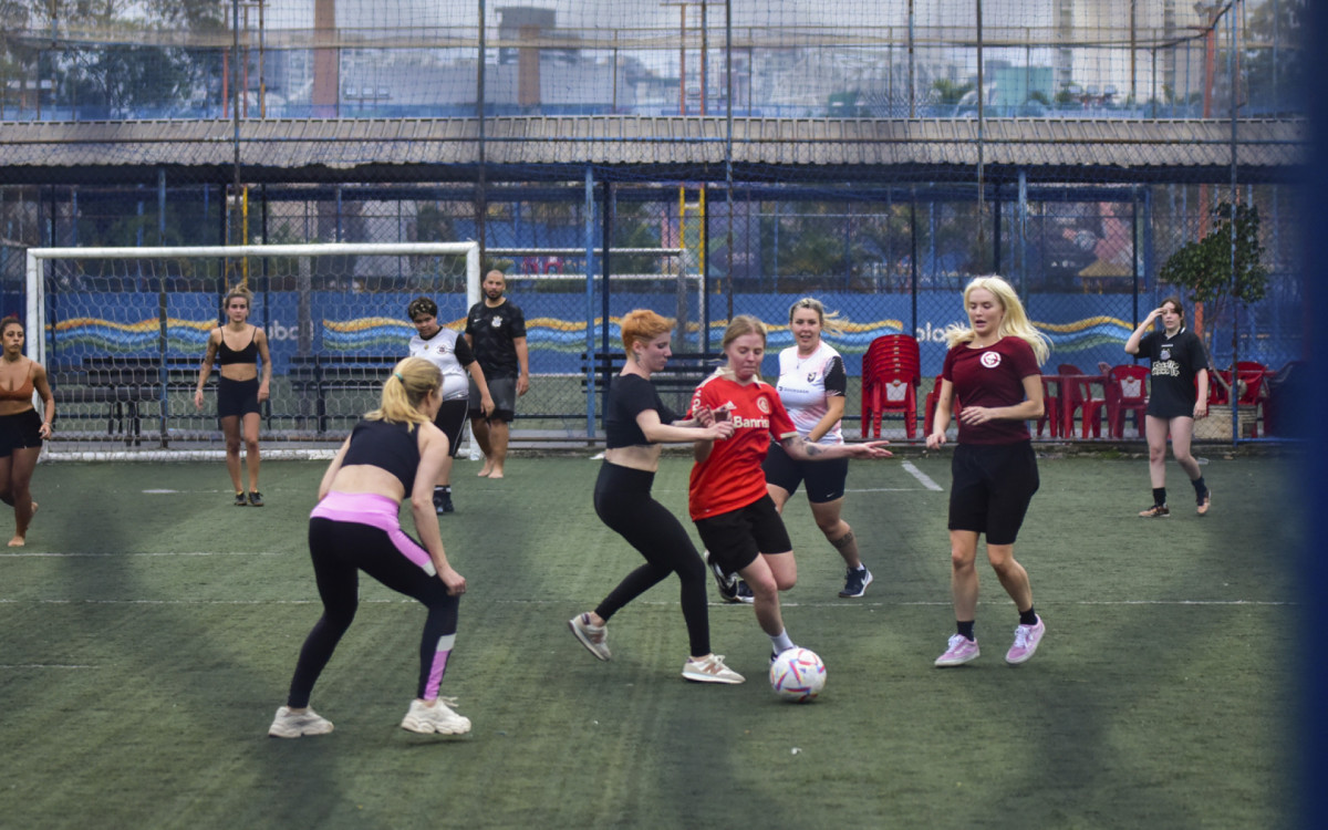 Luísa Sonza participa de partida de futebol com sua família e equipe, em São Paulo, neste domingo