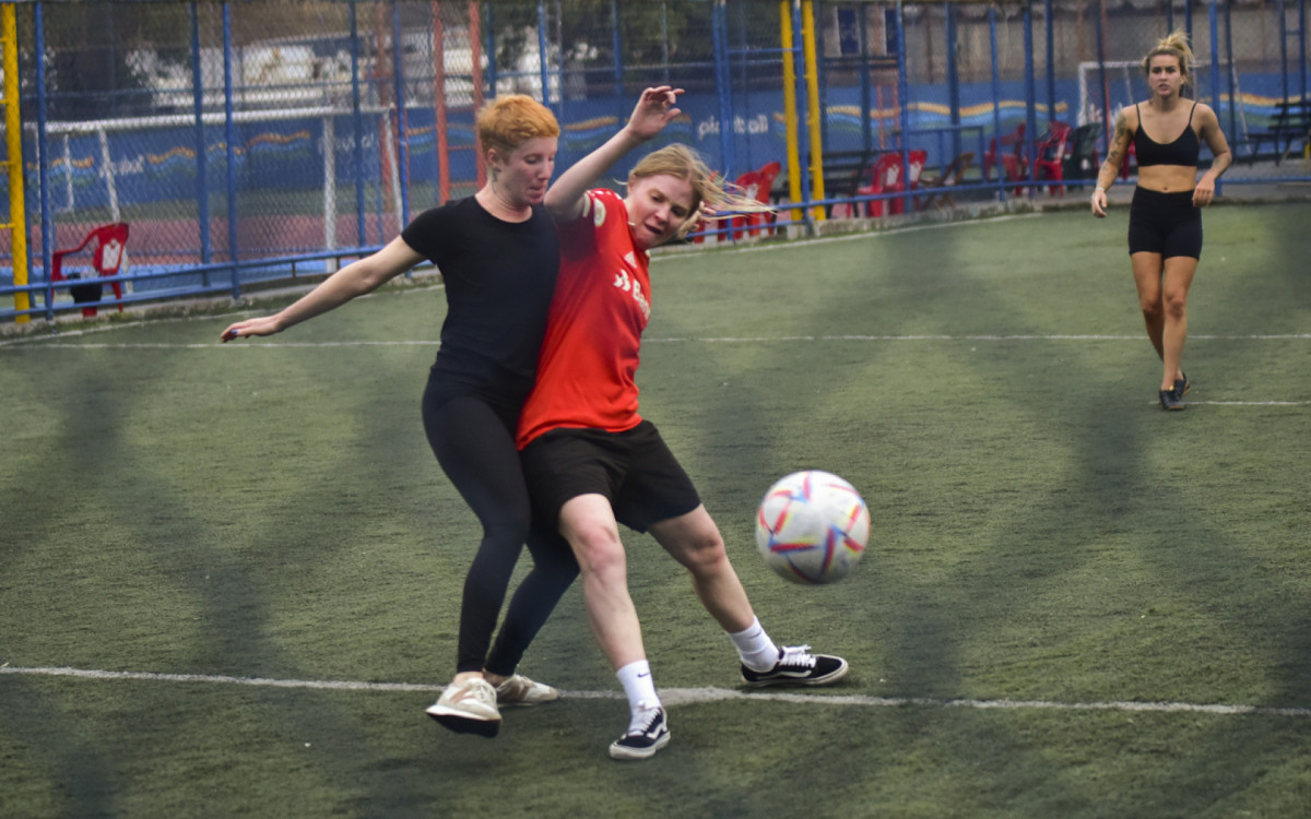 Luísa Sonza participa de partida de futebol com sua família e equipe, em São Paulo, neste domingo