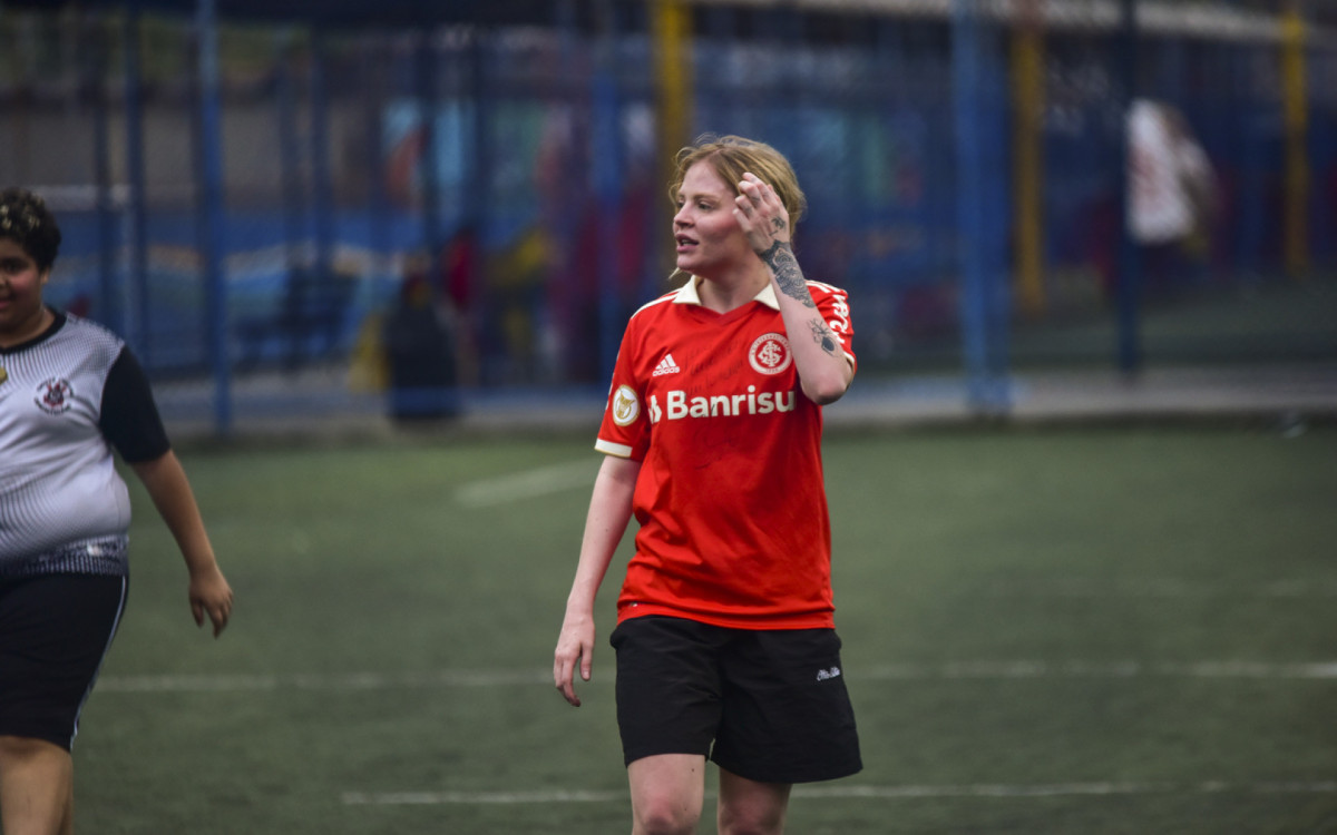 Luísa Sonza participa de partida de futebol com sua família e equipe, em São Paulo, neste domingo