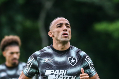 Marçal, do Botafogo, é suspenso por dois jogos pelo STJD por conta de expulsão contra o Corinthians