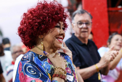 Vídeo! Alcione visita quadra da Viradouro e canta 'Não deixe o samba morrer'