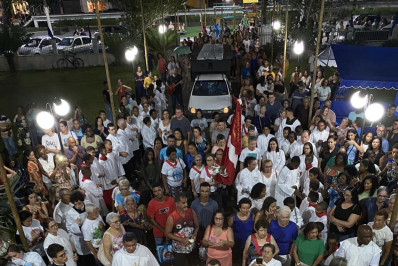 Fiéis comemoram dia da padroeira do Brasil com igreja lotada, orações e muita devoção