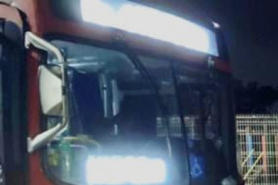 Automóvel bate em coletivo em Inoã e foge 