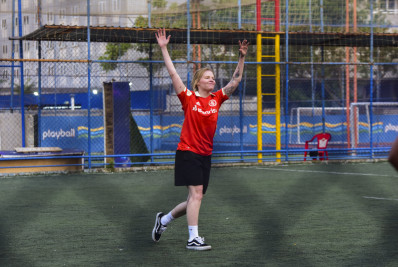 Luísa Sonza participa de jogo de futebol ao lado de sua família e equipe