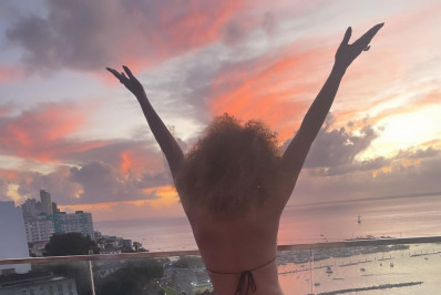 Vanessa da Mata sensualiza na Bahia e recebe elogio de Ivete: 'Gostosa'