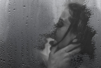 Anitta beija homem no chuveiro e internautas falam em affair com cantor italiano