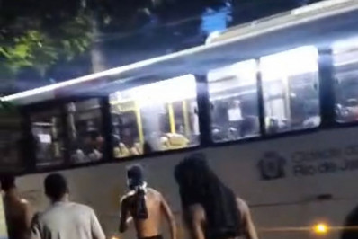 Vídeo: Grupo ataca ônibus próximo ao Sambódromo
