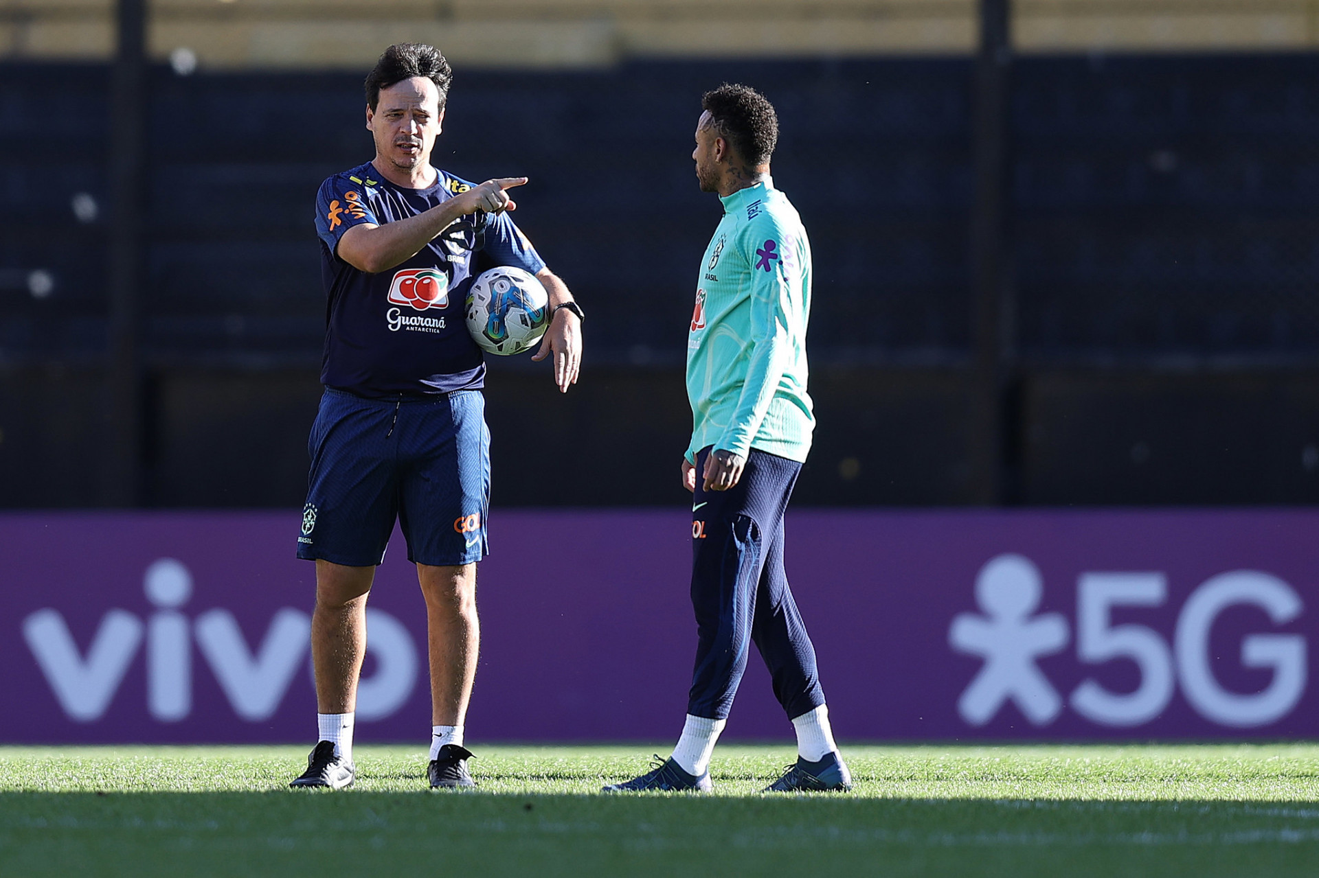 Diniz conversa com Neymar durante treino da sele&ccedil;&atilde;o brasileira - Foto: V&iacute;tor Silva/CBF