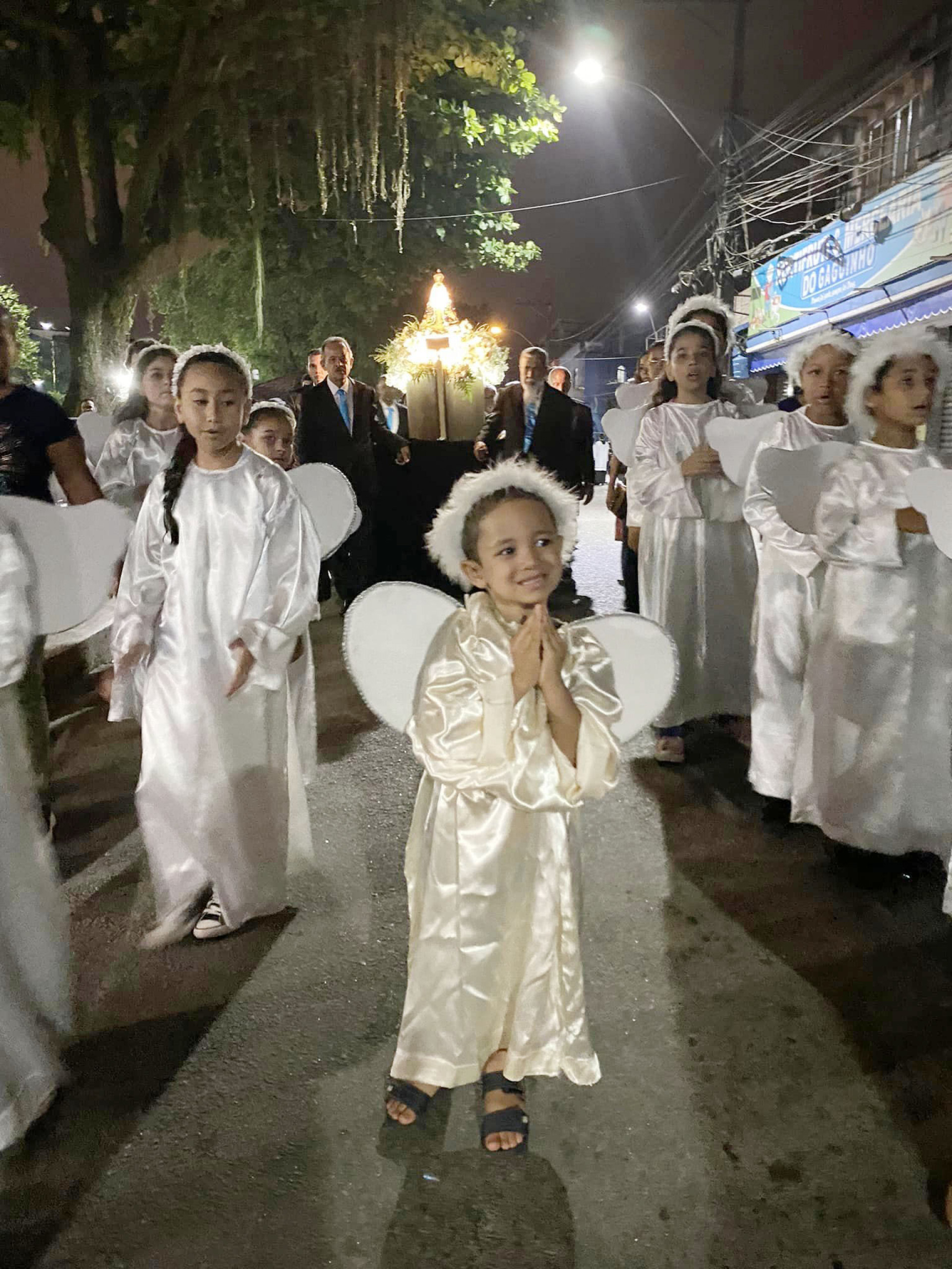 Crianças fantasiadas de anjos participam da celebração do dia da padroeira do Brasil, em Guapimirim