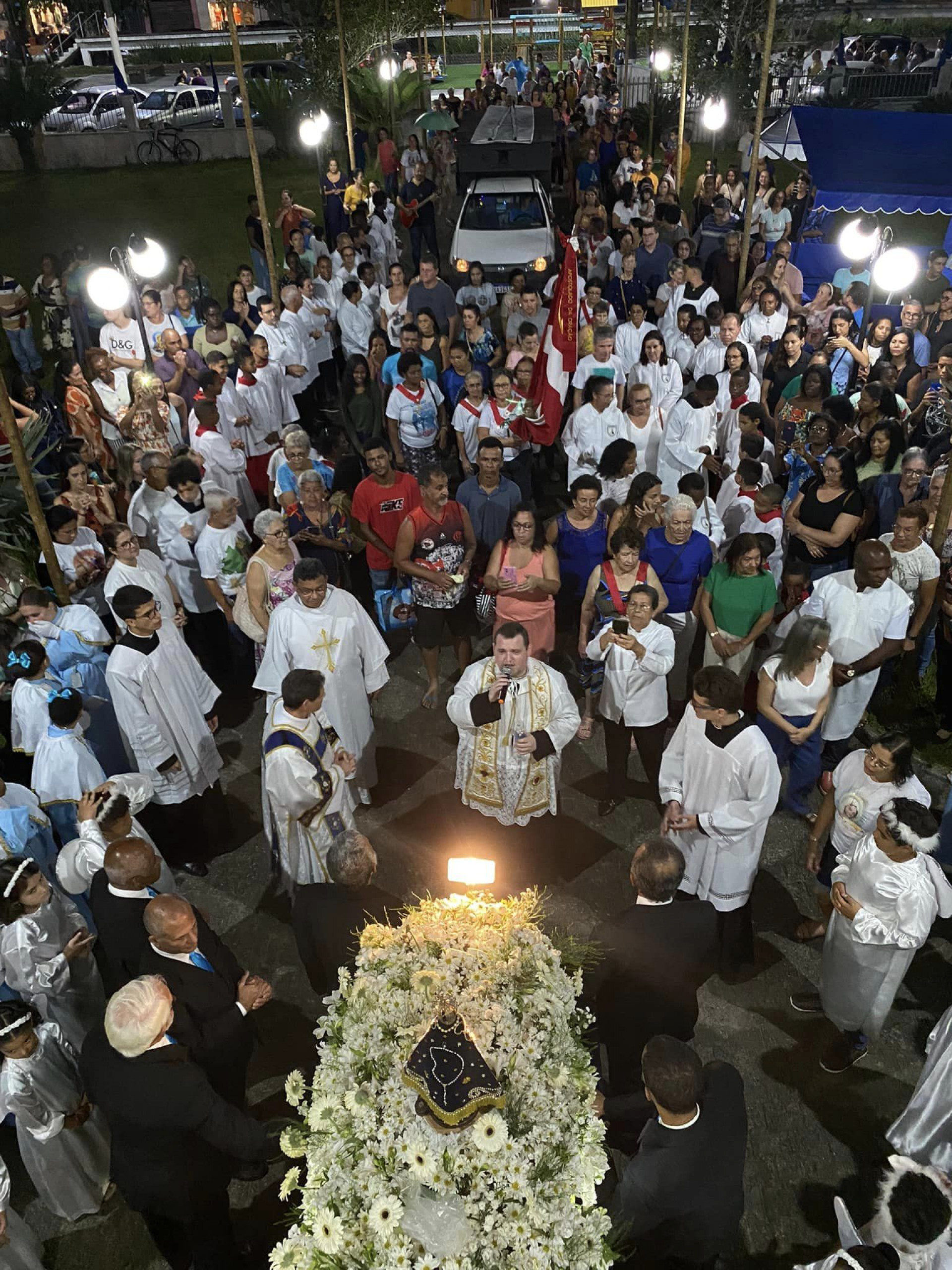 Fiéis celebram o Dia de Nossa Senhora Aparecida com procissão pelas ruas de Guapimirim