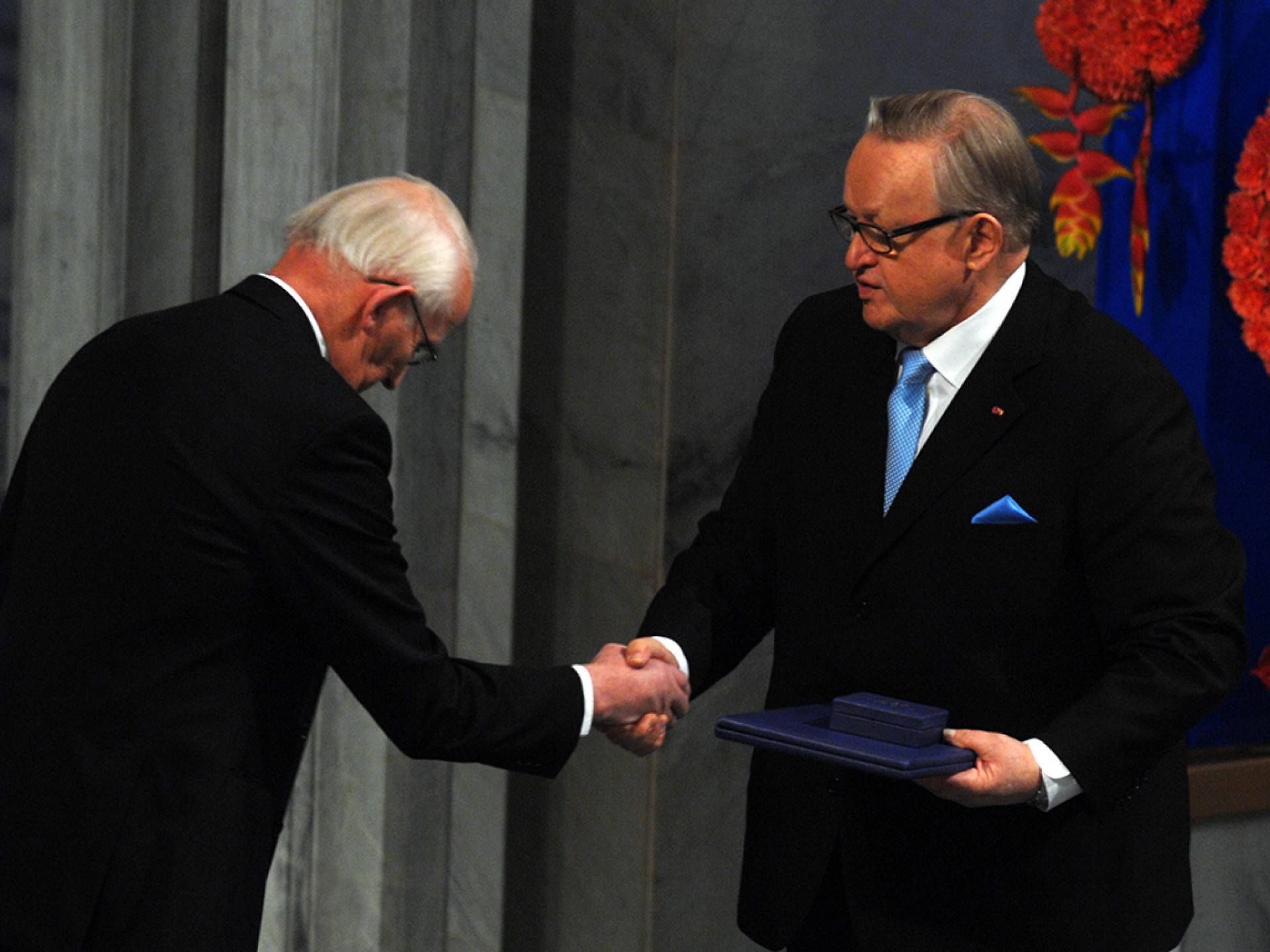 Ahtisaari com o prêmio Nobel recebido em 2008 - Hannu Lindroos