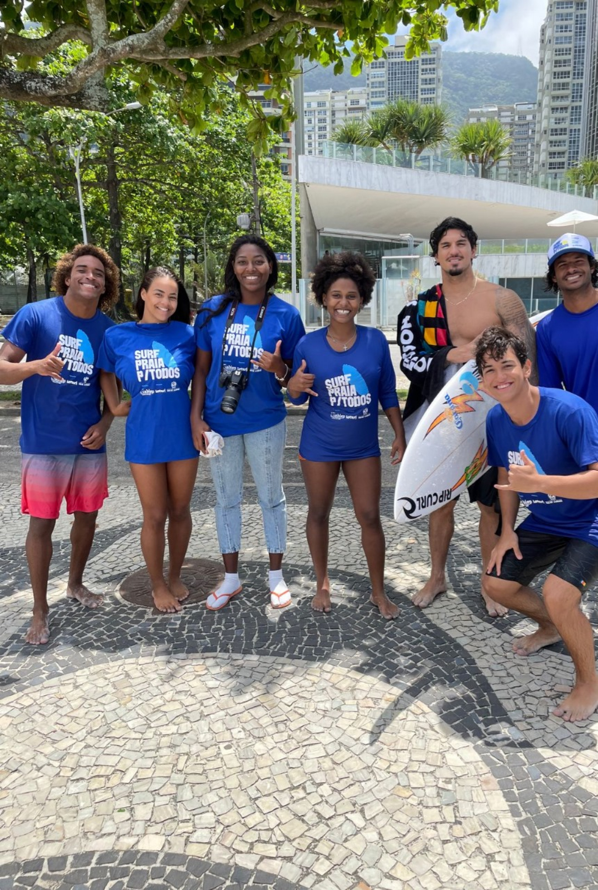 O tricampe&atilde;o mundial de surfe, Gabriel Medina, visitou o projeto na Praia de S&atilde;o Conrado - Divulga&ccedil;&atilde;o