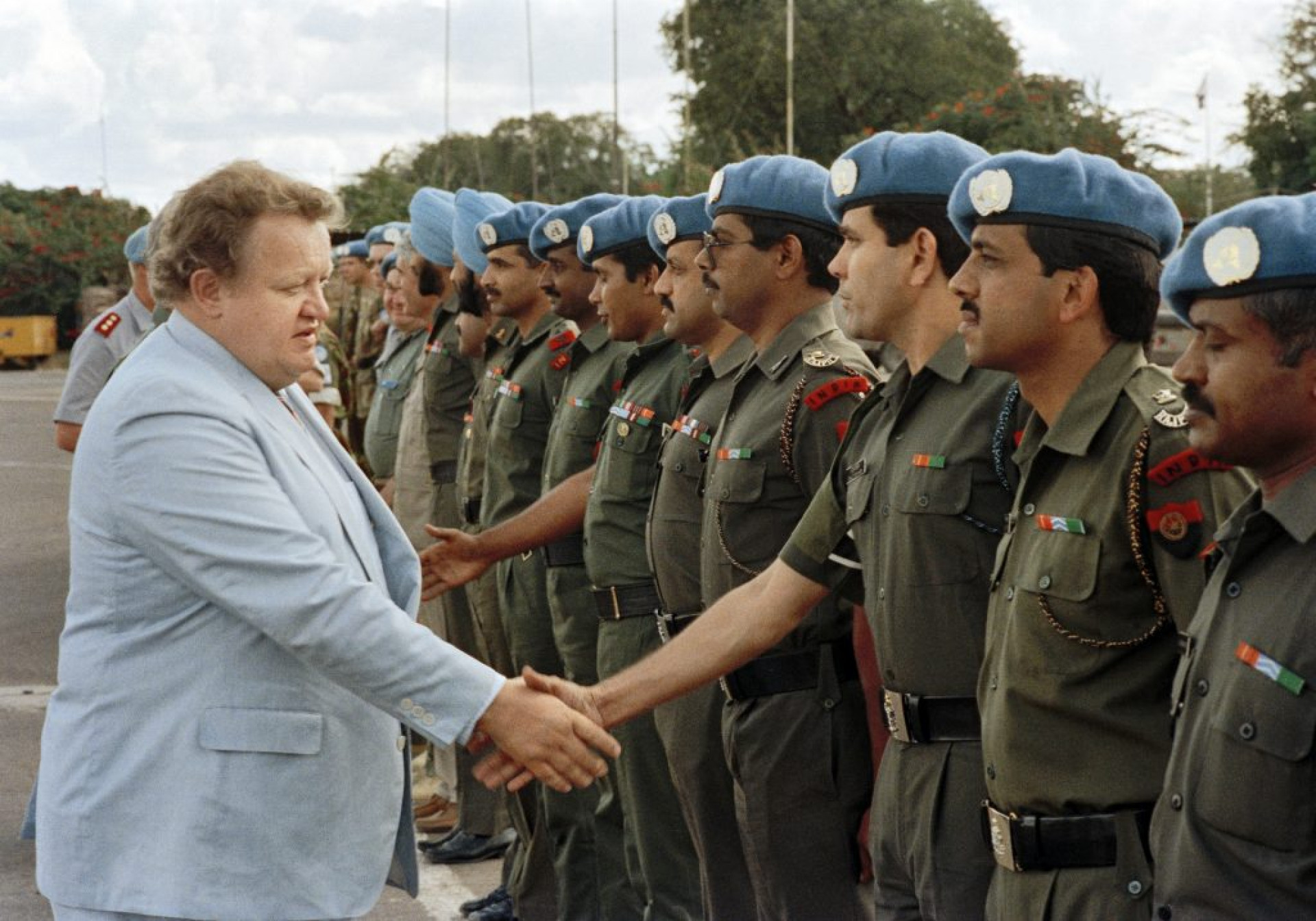 Ahtisaari durante passagem pela Namíbia em 1989 - Milton Grant/Nações Unidas