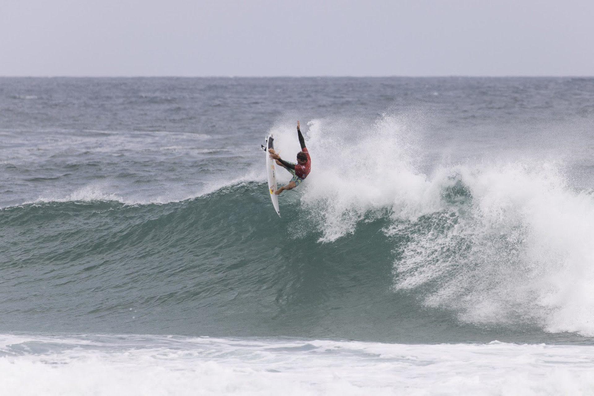 João Chianca dando o seu show para a torcida na Praia de Itaúna - WSL/Daniel Smorigo