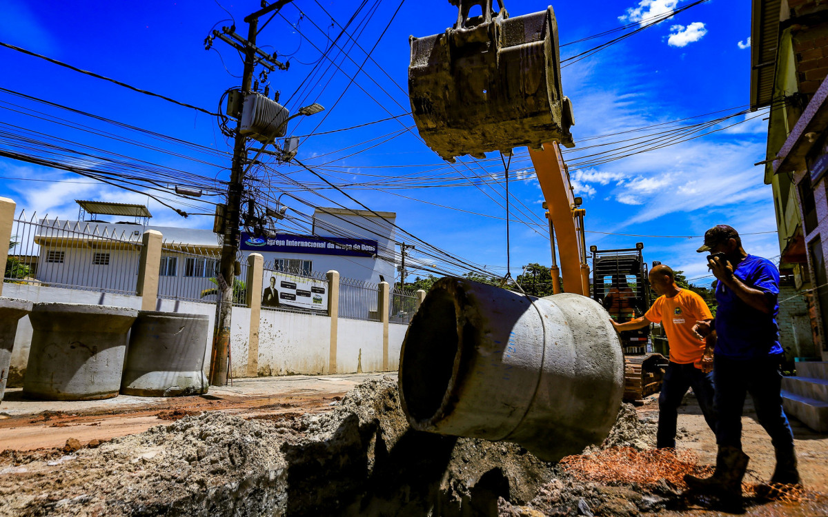 No total, estão sendo feitos 400 metros de drenagem na Aníbal da Mota