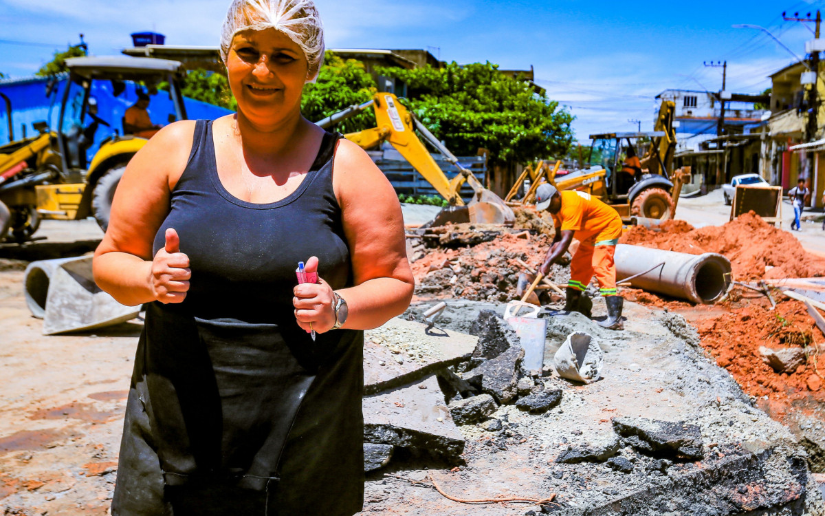 Josiane Silva Torres é proprietária de uma padaria que fica na Estrada Aníbal da Mota e  tem acompanhando de perto as obras de drenagem e pavimentação